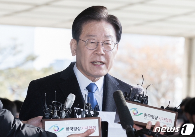 (서울=뉴스1) 이재명 기자 = 이재명 더불어민주당 대표가 대장동 개발 특혜 의혹 사건 관련 검찰 조사를 받기 위해 28일 오전 서울 서초구 서울중앙지방검찰청에 출석하며 입장을 말하고 있다. 2023.1.28/뉴스1 Copyright (C) 뉴스1. All rights reserved. 무단 전재 및 재배포 금지.