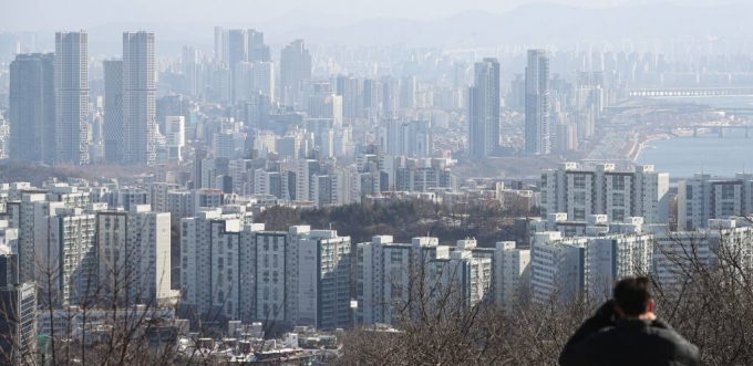 이달 27일 오후 서울 남산공원에서 바라본 아파트 단지. / 사진제공=뉴시스