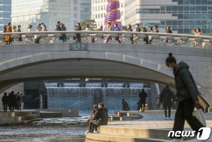 서울 지역 낮 최고 기온이 13도까지 올라 포근한 날씨를 보인 지난 12일 서울 종로구 청계천 일대에서 시민들이 점심시간을 이용해 산책을 즐기고 있다./사진=뉴스1