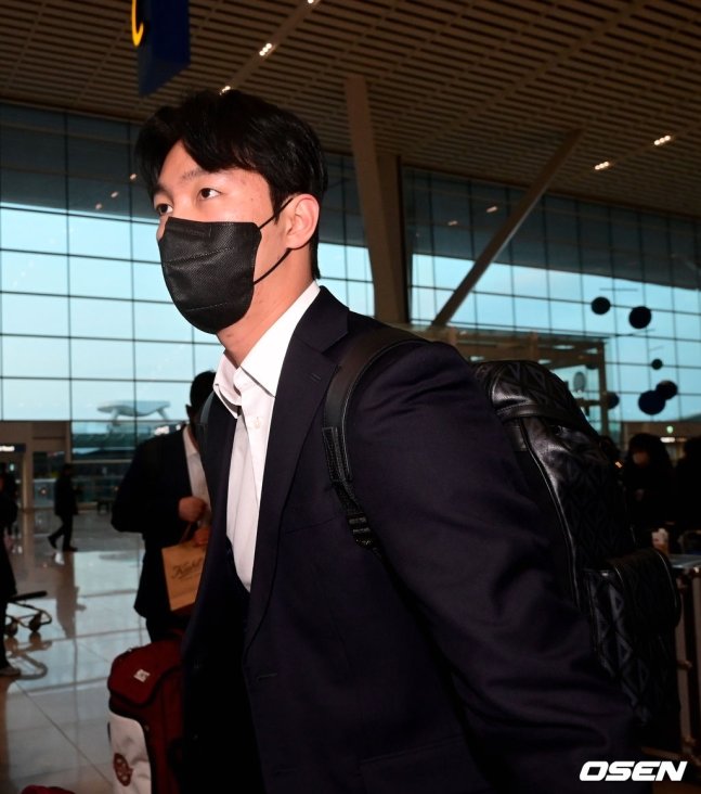 안우진이 20일 인천국제공항 제2여객터미널 출국장에 들어서고 있다. 