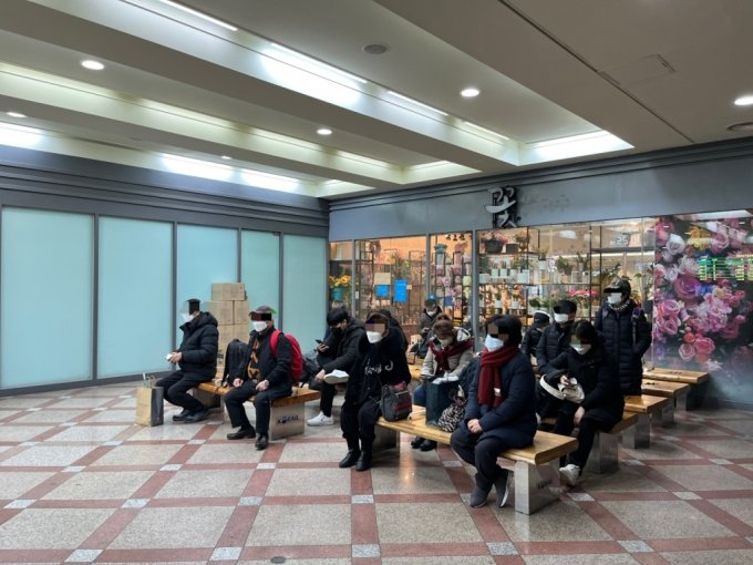30일 오전 10시20분쯤 서울 영등포구 기차 영등포역 내 대합실에 시민 10여명이 모두 마스크를 쓴 채 열차를 기다리고 있다./사진=유예림 기자 
