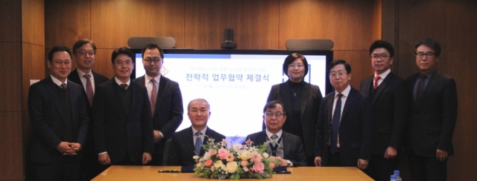 엘에스더블유 어토니 앤 파트너스 이소왕 외국변호사(왼쪽부터 다섯번째)와 바른 박재필 대표변호사(왼쪽부터 여섯번째)가 업무제휴 협약서에 사인 후 기념사진을 찍고 있다. /사진제공=법무법인 바른