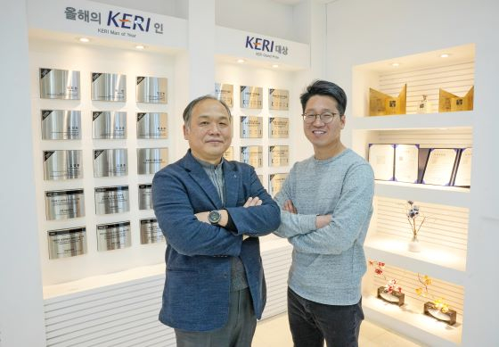 한국전기연구원 기술사업화실 김용주 실장(왼쪽)과 강희섭 기술이전팀장/사진=전기연
