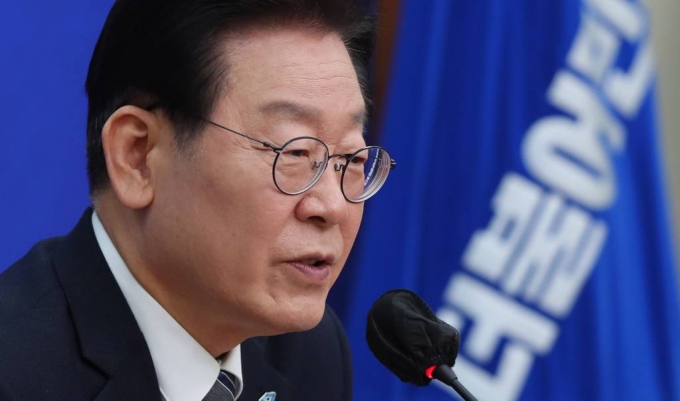 이재명 더불어민주당 대표가 30일 오전 서울 여의도 국회에서 기자간담회를 열고 검찰 출석과 관련한 입장을 밝히고 있다./뉴시스