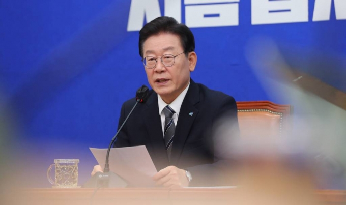 이재명 더불어민주당 대표가 30일 오전 서울 여의도 국회에서 기자간담회를 열고 검찰 출석과 관련한 입장을 밝히고 있다./뉴시스