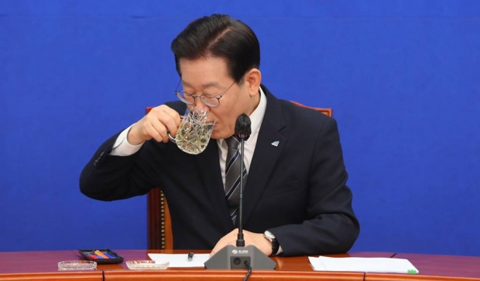 이재명 더불어민주당 대표가 30일 오전 서울 여의도 국회에서 기자간담회를 열고 검찰 출석과 관련한 입장을 밝힌 후 물을 마시고 있다./뉴시스