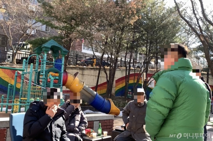 30일 오전 11시 서울 용산구 동자동의 한 공원. 쪽방 거주민들이 모여서 술을 마시고 담배를 피며 대화를 나누고 있다./사진=김도엽 기자