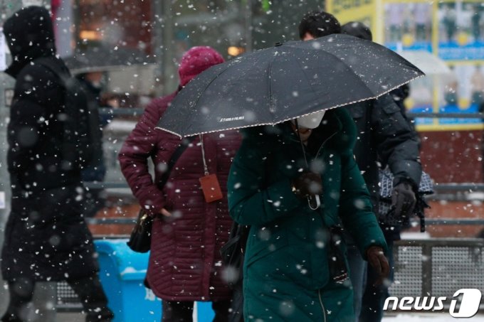  중부지방을 중심으로 많은 눈이 내리고 있는 26일 오전 서울 마포구 신촌오거리에서 시민들이 출근길을 서두르고 있다. /사진=뉴스1