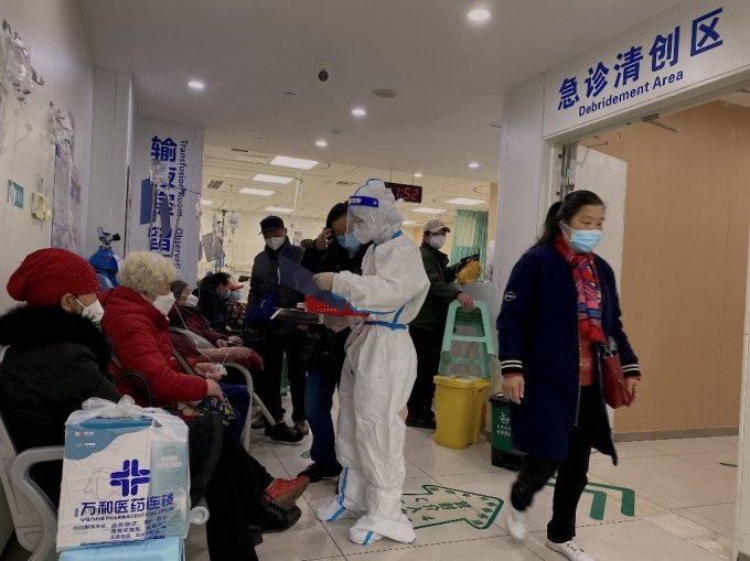 지난달 23일(현지시간) 중국 충칭시의 한 병원에서 코로나19 환자들이 대기하고 있다./AFPBBNews=뉴스1