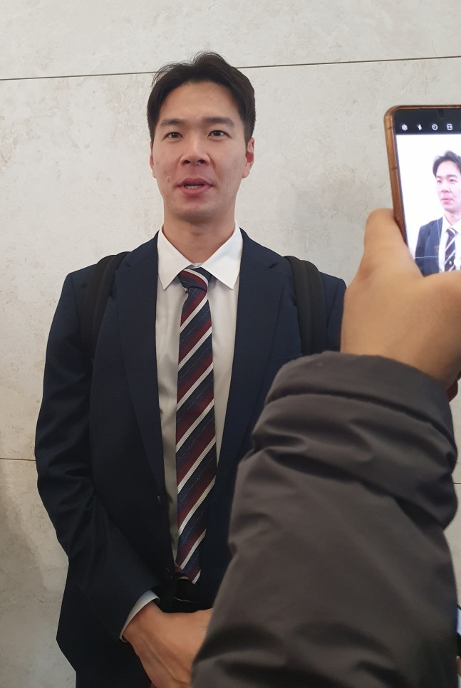 KIA 김대유가 30일 인천국제공항에서 출국을 앞두고 취재진의 인터뷰에 임하고 있다./사진=김동윤 기자