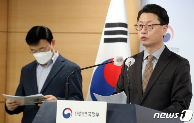 홍진배 과학기술정보통신부 네트워크정책실장이 31일 오후 서울 종로구 세종대로 정부서울청사에서 5G(28Ghz) 신규사업자 진입 지원 방안 관련 브리핑을 하고 있다. 2023.1.31/뉴스1