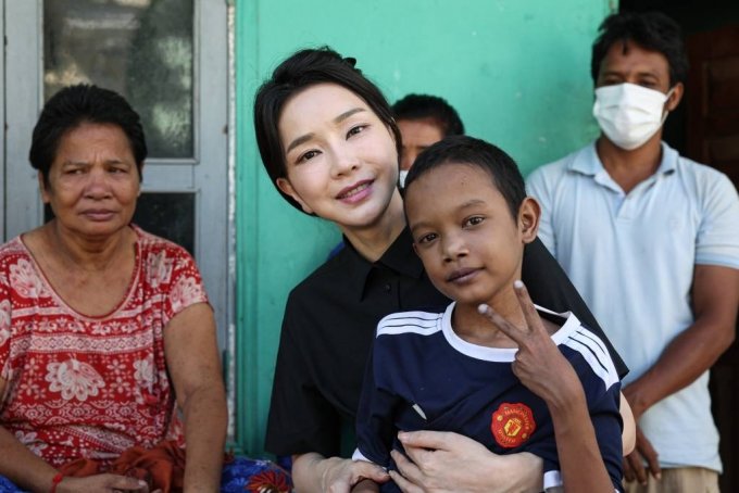 윤석열 대통령 부인 김건희 여사가 지난해 11월12일(현지시간) 프놈펜 선천성 심장질환을 앓고 있는 14세 아동의 집을 찾아 기념촬영을 하고 있다. (사진=대통령실 제공) /사진=뉴시스