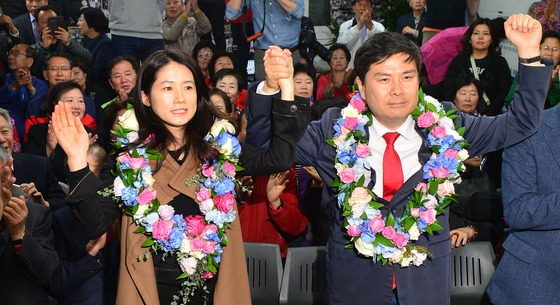 = 지난 2016년 4월14일 지상욱 당시 새누리당 중구성동을 당선인이 당선이 확정되자 아내 심은하씨와 손을 맞잡아 들어 올리고 있다. 2016.4.14/뉴스1  