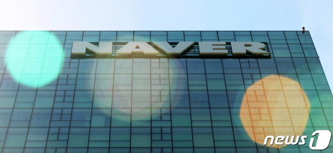 (성남=뉴스1) 민경석 기자 = &#039;검색 포털&#039;로 몸집을 키워온 네이버가 커머스, 핀테크, 콘텐츠, 클라우드 등 신사업에서 괄목할 성과를 내며 지난 2분기 시장 기대치를 뛰어넘는 &#039;어닝 서프라이즈&#039;를 달성했다.   네이버는 2021년 2분기 연결기준 매출액이 1조6635억원으로 전년 동기 대비 30.4% 증가했다고 22일 공시했다. 전 사업 부문의 실적호조에 따른 사상 최대 실적으로, 분기 매출 성장률은 5분기 연속 증가했다.  사진은 22일 경기도 성남시 네이버 본사 그린팩토리 모습. 2021.7.22/뉴스1  