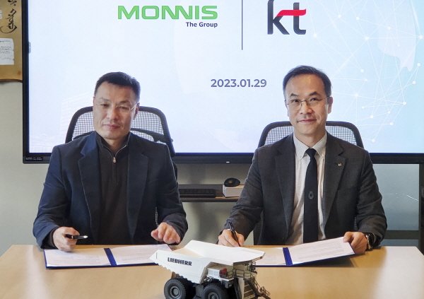 KT 문성욱 글로벌사업실장(오른쪽)이 몽골 몬니스 그룹 출룬바토르 바즈 회장은 희토류 광물 사업 협력을 위한 업무협약을 체결했다. /사진제공=KT
