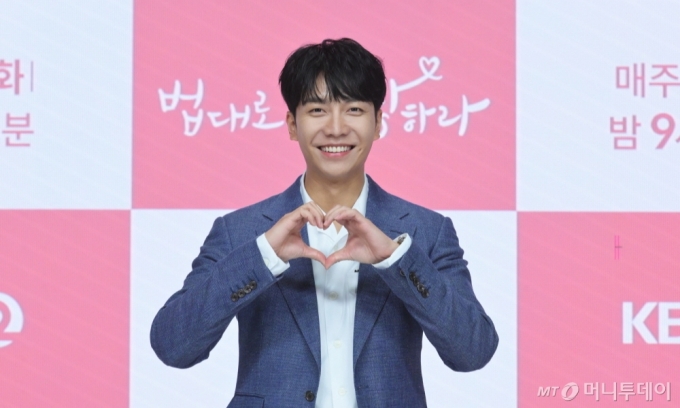 가수 겸 배우 이승기가 지난해 9월 KBS 2TV 드라마 '법대로 사랑하라' 제작발표회에 참석해 포즈를 취하고 있다. 이승기는 이 작품을 통해 KBS 연기대상에서 대상을 차지했다. / 사진=머니투데이