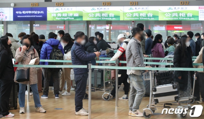 (인천공항=뉴스1) 임세영 기자 = 1일 오전 인천국제공항 제1터미널 출국장이 공항 이용객들로 북적이고 있다. 코로나19 사태로 타격이 컸던 항공여객운송과 여행사 등 업종의 매출이 지난해 급증하며 회복 궤도에 들어선 것으로 나타났다. 항공여객운송업은 2020년 74.6%, 2021년 32.9% 각각 감소했으나 지난해 170.5% 늘었고 여행사업은 2020년 78.4%, 2021년 33.1% 감소에서 지난해 110.6% 증가했다. 2023.2.1/뉴스1 Copyright (C) 뉴스1. All rights reserved. 무단 전재 및 재배포 금지.