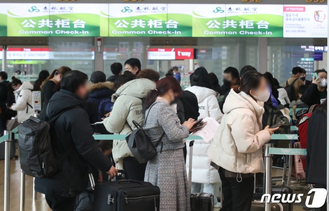 (인천공항=뉴스1) 임세영 기자 = 1일 오전 인천국제공항 제1터미널 출국장이 공항 이용객들로 북적이고 있다. 코로나19 사태로 타격이 컸던 항공여객운송과 여행사 등 업종의 매출이 지난해 급증하며 회복 궤도에 들어선 것으로 나타났다. 항공여객운송업은 2020년 74.6%, 2021년 32.9% 각각 감소했으나 지난해 170.5% 늘었고 여행사업은 2020년 78.4%, 2021년 33.1% 감소에서 지난해 110.6% 증가했다. 2023.2.1/뉴스1 Copyright (C) 뉴스1. All rights reserved. 무단 전재 및 재배포 금지.