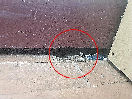 본관의 벽과 바닥 사이에 이격이 발생한 모습./사진=해맑음센터