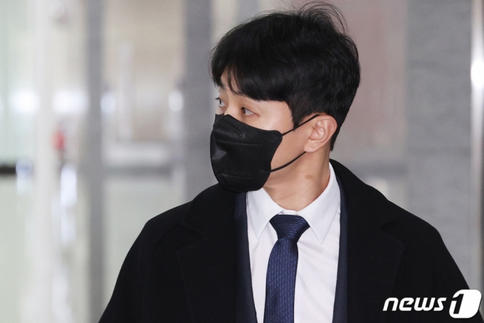 쇼트트랙 국가대표 출신의 빅토르 안(37·한국명 안현수)이 12일 오후 경기 성남시 중원구 성남시청에서 열린 '성남시청 빙상팀 코치직 공개채용 면접'에 참석하기 위해 대기실로 입장하고 있다. /사진=뉴스1