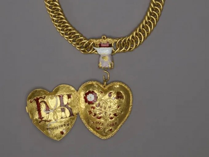  영국에서 16세기 튜더 왕가의 헨리 8세와 왕비 이니셜이 새겨진 금목걸이가 발견됐다. /사진=영국 박물관