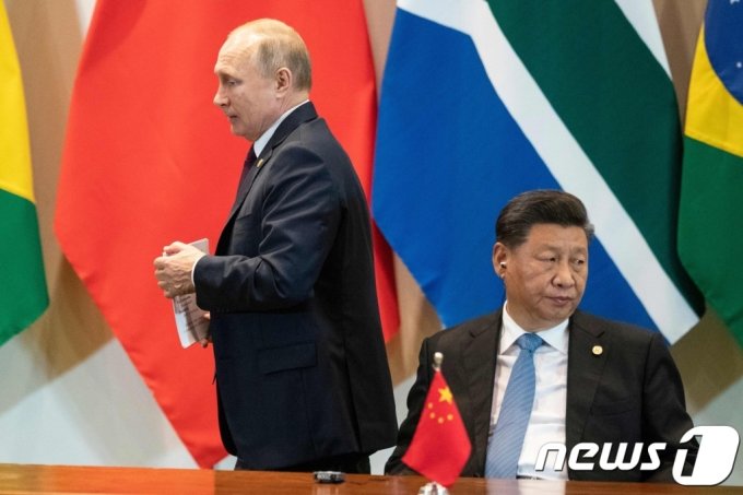 (브라질리아 AFP=뉴스1) 우동명 기자 = 시진핑 중국 국가주석과 블라디미르 푸틴 러시아 대통령이 14일 (현지시간) 브라질리아에서 열린 브릭스 11차 정상회의 중 신개발은행 관련 회의에 참석을 하고 있다.   (C) AFP=뉴스1  
