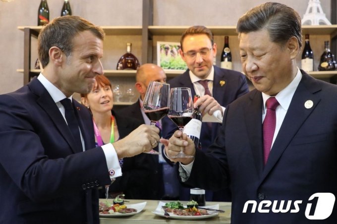 (상하이 AFP=뉴스1) 우동명 기자 = 시진핑 중국 국가주석과 에마뉘엘 마크롱 프랑스 대통령이 5일(현지시간) 상하이에서 열린 국제수입박람회의 프랑스 전시관을 찾아 와인을 시음하기 전에 건배를 하고 있다.   (C) AFP=뉴스1  