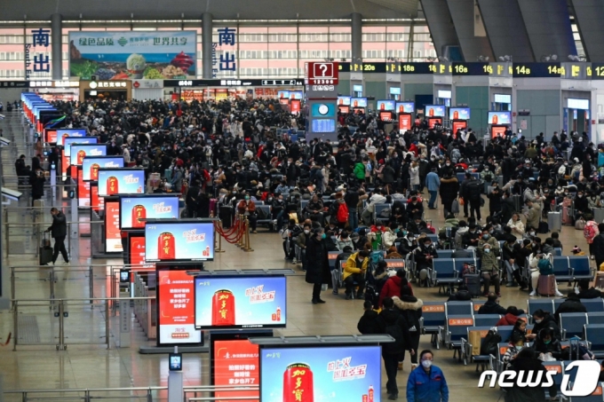 (베이징 AFP=뉴스1) 우동명 기자 = 12일(현지시간) 3년만에 코로나19 방역 규제가 없는 춘절을 앞두고 베이징 기차역에 귀향객이 인산인해를 이루고 있다. ⓒ AFP=뉴스1 Copyright (C) 뉴스1. All rights reserved. 무단 전재 및 재배포 금지.