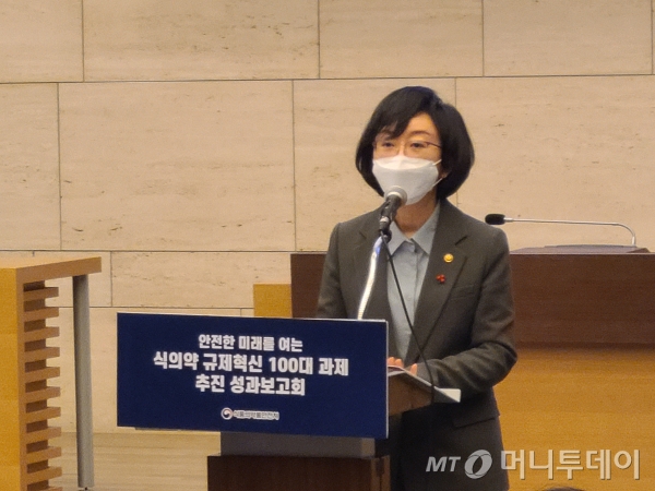 오유경 식품안전처장은 2일 오후 서울 중구 대한상의에서 열린 식의약 규제혁신 100대 과제 성과 보고회에서 발언하고 있다.