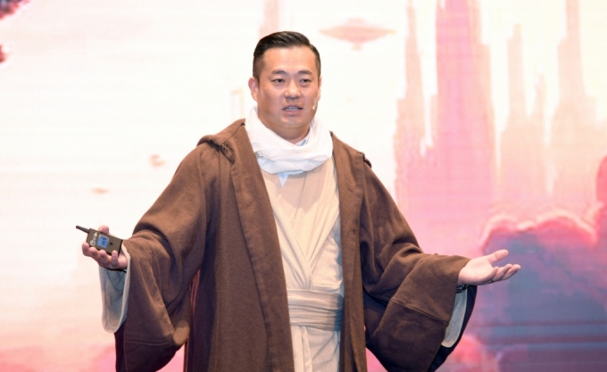 이한주 베스핀글로벌 대표가 2일 서울 서초구 양재동에서 열린 기자 간담회에서 발표하고 있다. 그는 이날 제다이 복장을 한채 발표에 나서 눈길을 끌었다/사진=베스핀글로벌