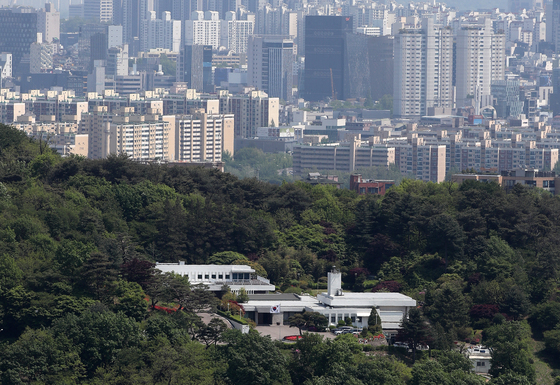 새 대통령 취임식을 일주일 앞둔 3일 오후 윤석열 대통령 당선인이 취임 후 관저로 사용할 서울 용산구 외교부 장관 공관에 태극기가 바람에 펄럭이고 있다. 윤 당선인은 외교부 장관 공관 리모델링이 진행되는 약 한 달 간은 서초동 자택에서 용산으로 출퇴근할 계획이다. 2022.5.3/뉴스1  