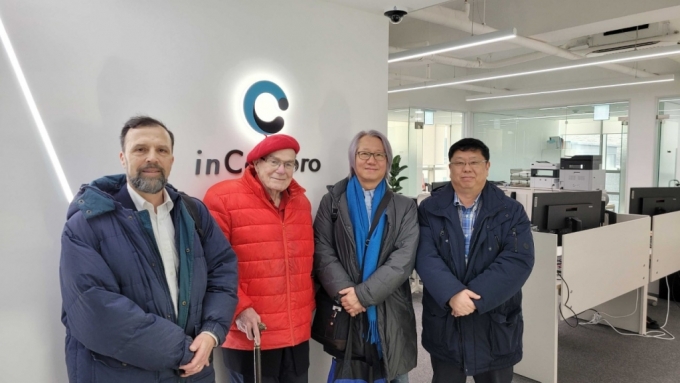(사진 왼쪽부터) 'Michael K. Gilson' UCSD 교수와 'William A. Goddard III' 캘리포니아 교수, 조은성 인세리브로 대표, 이상배 인세리브로 CSO가 'AI 신약개발 심포지엄 및 사업설명회'개최 및 내한 기념 촬영을 하고 있다/사진제공=인세리브로