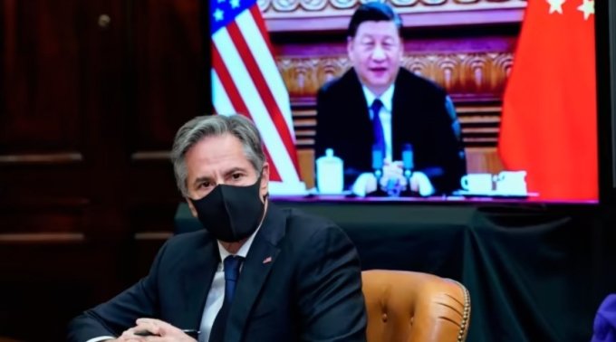 토니 블링컨 미국 국무장관(앞)이 2021년 11월에 열린 미·중 정상 화상회담에서 시진핑 중국 국가주석의 발언을 듣고 있다. /AP=뉴시스