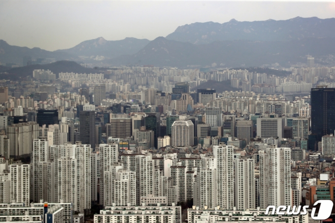 (서울=뉴스1) 황기선 기자 = 부동산 시장 침체가 이어지는 가운데 강남권 아파트에서도'역전세난'이 발생하고 있다. 한국부동산원에 따르면 11월 둘째 주(14일 기준) 서초구 아파트 전셋값은 전주보다 0.74% 하락해 2021년 이후 최대 하락폭으로 송파구(-0.77%)와 강남구(-0.53%)의 낙폭도 심화되고 있다. 사진은 28일 서울 강남구 대모산에서 바라본 강남권 아파트의 모습. 2022.11.28/뉴스1 Copyright (C) 뉴스1. All rights reserved. 무단 전재 및 재배포 금지.
