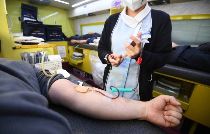 [대구=뉴시스] 이무열 기자 = 동절기 혈액 수급난을 해소하기 위해 27일 오전 대구시교육청 직원들이 청사 주차장에 마련된 헌혈버스에서 헌혈을 하고 있다. 2023.01.27.
