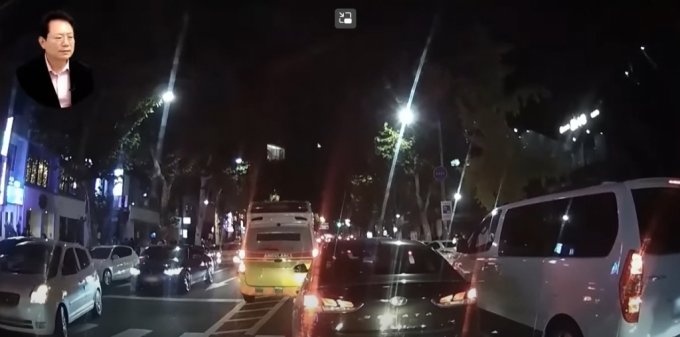 지난해 10월 29일 밤 11시쯤 승객을 태우기 위해 한 택시가 멈춰서면서(화면 왼쪽) 구급차가 움직이지 못하고 있다. /사진=한문철TV 캡처