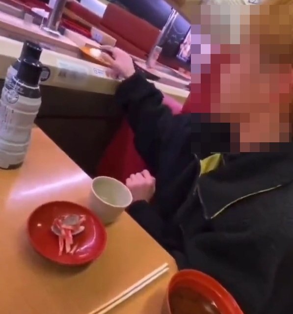 한 남성이 일본 회전초밥 식당에서 초밥에 침을 묻히는 등 '위생 테러'를 하고 있다. /사진=틱톡 캡처