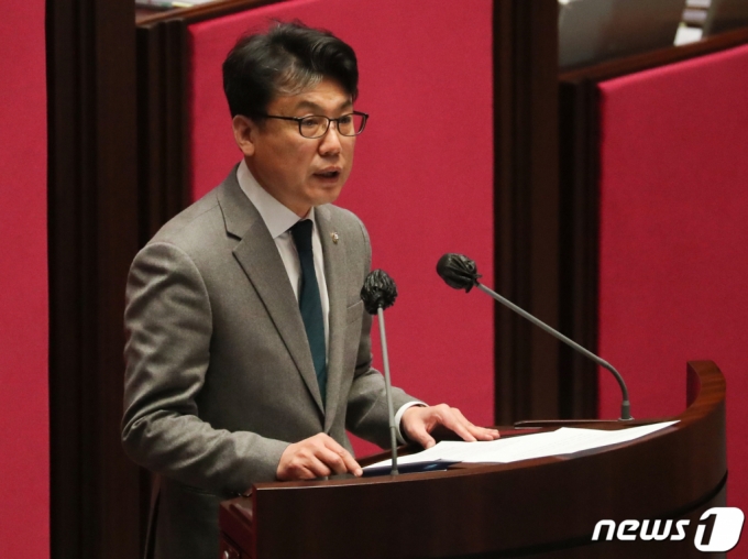 진성준 더불어민주당 원내수석부대표가 지난해 12월 11일 서울 여의도 국회에서 열린 본회의에서 더불어민주당 발의의 이상민 행정안전부 장관 해임건의안 제안 설명을 하고 있다. /사진=뉴스1