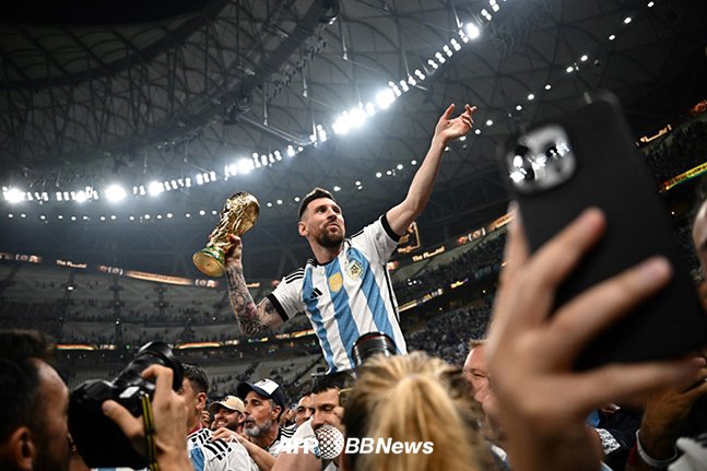 리오넬 메시가 지난 2022 FIFA 카타르 월드컵에서 아르헨티나의 우승을 이끈 뒤 우승 트로피를 들고 기뻐하고 있다. /AFPBBNews=뉴스1