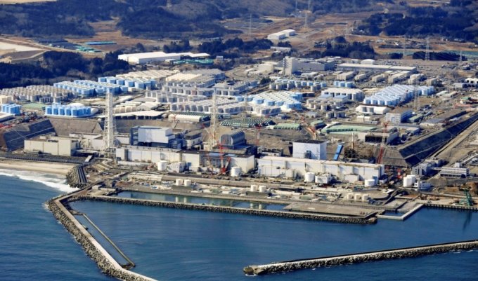 일본 후쿠시마현 오쿠마 소재 후쿠시마 제1 원자력 발전소의 전경. 원전 너머로 파란색 처리수 저장 탱크가 보인다. / 사진=뉴스1