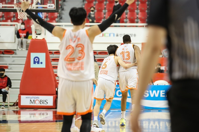 ĳ (ȣ 23) 4  õü  2022~2023 SKT ̴ γ 5 񽺿 ⿡ 4    帯 ν  ⻵ϰ ִ. /=KBL 