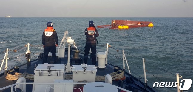 목포해양경찰이 5일 오전 전남 신안군 임자면 대비치도 인근 해역에서 어선 전복으로 실종된 9명에 대한 수색을 벌이고 있다. /사진=뉴스1