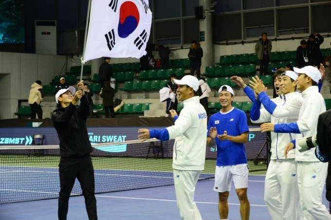 한국 선수들이 승리 후 세리머니를 펼치고 있다. /사진=대한테니스협회 제공