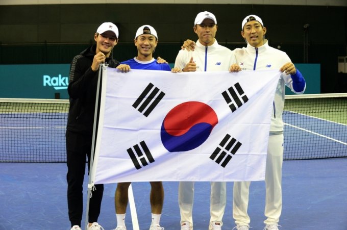 한국 남자 테니스 대표팀이 5일 승리 후 태극기를 들고 기념 촬영에 임하고 있다. /사진=대한테니스협회 제공
