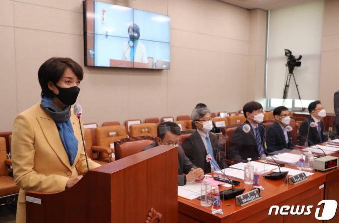 (서울=뉴스1) 박세연 기자 = 이영 국민의힘 의원이 13일 오전 서울 여의도 국회 산업통상자원중소벤처기업위원회 전체회의에서 열린 복수(차등)의결권에 대한 공청회에서 발언을 하고 있다. 2021.4.13/뉴스1