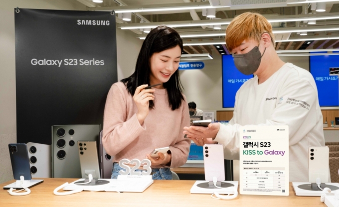 SK텔레콤 홍보 모델이 SKT 공식인증대리점에서 갤럭시S23과 예약 혜택을 소개하는 모습. /사진=SK텔레콤