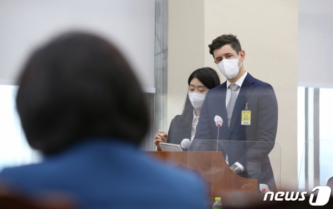(서울=뉴스1) 구윤성 기자 = 앤토니 마티네즈 한국맥도날드 대표가 21일 오후 서울 여의도 국회에서 열린 2021 환경노동위원회의 고용노동부 종합감사에서 알바노동자 노동환경 개선(휴게공간, 노동시간, 책임 전가 등) 관련 증인으로 출석해 더불어민주당 이수진 의원의 질의에 답하고 있다. 2021.10.21/뉴스1  