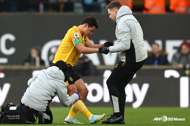 리버풀전에서 햄스트링 부상을 당한 황의찬(가운뎨 노란색 유니폼).  크리스티안 아츠(왼쪽). 