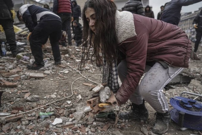 [가지안테프=AP/뉴시스] 6일(현지시간) 튀르키예 가지안테프에서 한 여성이 지진으로 파괴된 건물 잔해를 치우며 실종자 수색을 돕고 있다. 이날 새벽 발생한 지진과 여진으로 튀르키예와 시리아에서의 사망자 숫자가 늘어가고 있다. 2023.02.07.