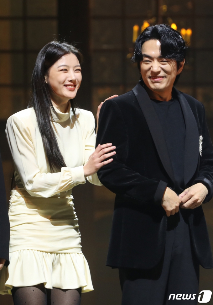 배우 김유정(왼쪽)과 정문성(오른쪽)이 7일 오후 서울 서초구 예술의전당 CJ 토월극장에서 열린 연극 ‘셰익스피어 인 러브’ 기자간담회에서 미소를 짓고 있다./사진=뉴스1